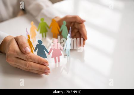 Proteggere le persone cifre. Protezione comunitaria Foto Stock