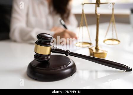 Avvocato femminile in Courtroom Foto Stock