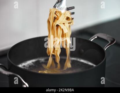 Al dente tutto il senso. Un colpo di pasta fresca fatta a casa. Foto Stock