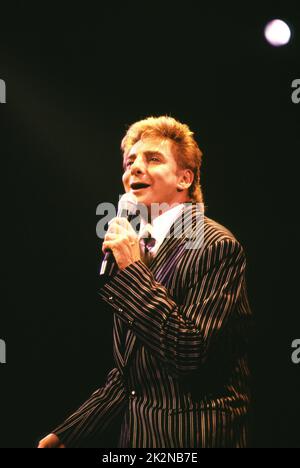 Barry Manilow in concerto alla Wembley Arena, Londra, Inghilterra Credit: Mel Longhurst / Performing Arts Images www.performingartsimages.com Foto Stock