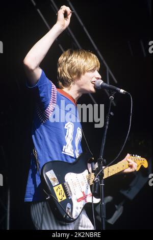 KULA SHAKER ; Crispian Mills (voce) 18 agosto 1996 al V Festival; Hylands Park, Chelmsford, Regno Unito; Credit : Mel Longhurst / Performing Arts Images ; www.performingartsimages.com Foto Stock