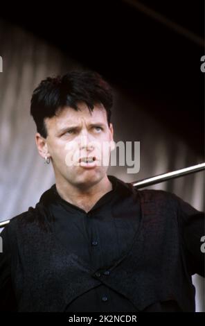 GARY NUMAN ; al V Festival, Hylands Park, Chelmsford, Regno Unito; Agosto 1996 ; Credit : Mel Longhurst / Performing Arts Images ; www.performingartsimages.com Foto Stock