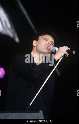 GARY NUMAN ; al V Festival, Hylands Park, Chelmsford, Regno Unito; Agosto 1996 ; Credit : Mel Longhurst / Performing Arts Images ; www.performingartsimages.com Foto Stock