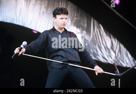 GARY NUMAN ; al V Festival, Hylands Park, Chelmsford, Regno Unito; Agosto 1996 ; Credit : Mel Longhurst / Performing Arts Images ; www.performingartsimages.com Foto Stock