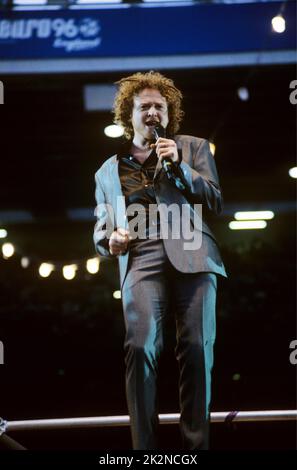 SIMPLY RED ; Mick Hucknall (voce) ; live at Old Trafford Stadium, Manchester, UK ; 29 giugno 1996 ; Credit : Mel Longhurst / Performing Arts Images ; www.performingartsimages.com Foto Stock