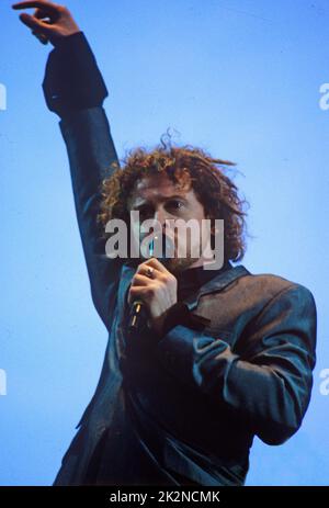 SIMPLY RED ; Mick Hucknall (voce) ; live at Old Trafford Stadium, Manchester, UK ; 29 giugno 1996 ; Credit : Mel Longhurst / Performing Arts Images ; www.performingartsimages.com Foto Stock