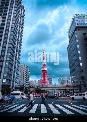 Tokyo Tower con strade trafficate Foto Stock