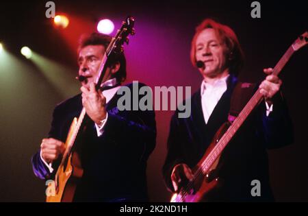 THE MONKEES ; Davy Jones ; Peter Tork ; live at Wembley Arena, London, UK ; 1997 ; Credit : Mel Longhurst / Performing Arts Images ; www.performingartsimages.com Foto Stock