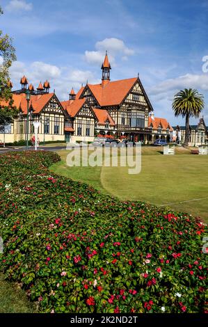 L'edificio in stile inglese Mock Tudor e' l'ex Great South Seas Spa Bath House, costruita nel 1908, e' ora il Rotorua Museum of Art & History Foto Stock