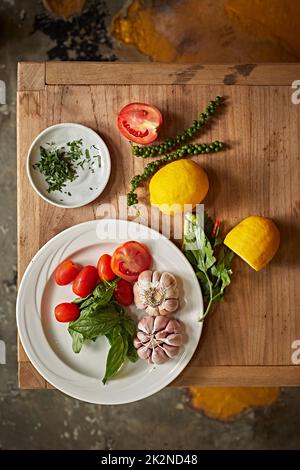 Verdure su legno. Bio cibo sano, erbe aromatiche e spezie. Verdure organiche su legno Foto Stock