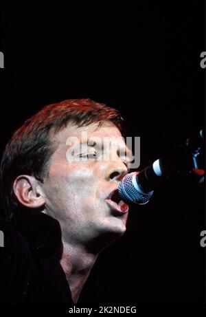 THE STRANGLER ; Paul Roberts (voce principale) ; live in London, UK ; 22 ottobre 1999 ; Credit : Mel Longhurst / Performing Arts Images ; www.performingartsimages.com Foto Stock