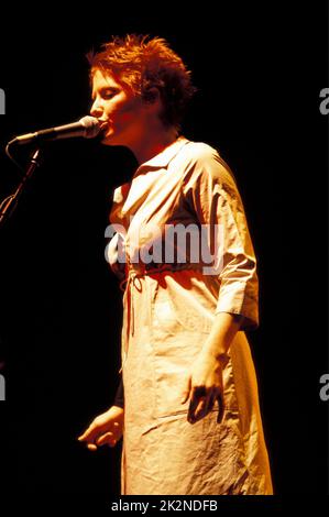 SIXPENCE NONE THE RICHER ; Leigh Nash (voce) ; live in London, UK ; 2 Dicembre 1999 ; Credit : Mel Longhurst / Performing Arts Images ; www.performingartsimages.com Foto Stock