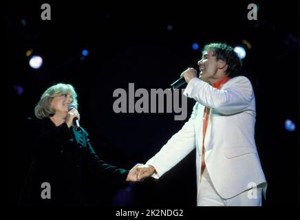 ELAINE PAIGE e CLIFF RICHARD ; Live in London, UK ; 16 July 1999 ; Credit : Mel Longhurst / Performing Arts Images ; www.performingartsimages.com Foto Stock