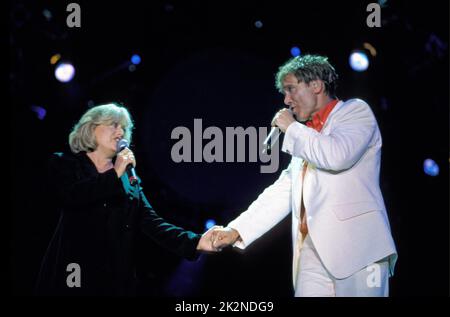 ELAINE PAIGE e CLIFF RICHARD ; Live in London, UK ; 16 July 1999 ; Credit : Mel Longhurst / Performing Arts Images ; www.performingartsimages.com Foto Stock