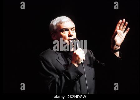 GENE PITNEY ; live in London, UK ; 18 ottobre 1998 ; Credit : Mel Longhurst / Performing Arts Images ; www.performingartsimages.com Foto Stock