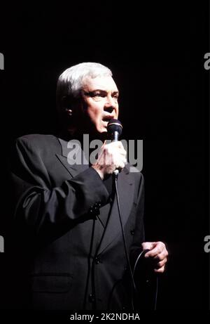 GENE PITNEY ; live in London, UK ; 18 ottobre 1998 ; Credit : Mel Longhurst / Performing Arts Images ; www.performingartsimages.com Foto Stock