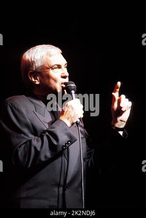 GENE PITNEY ; live in London, UK ; 18 ottobre 1998 ; Credit : Mel Longhurst / Performing Arts Images ; www.performingartsimages.com Foto Stock