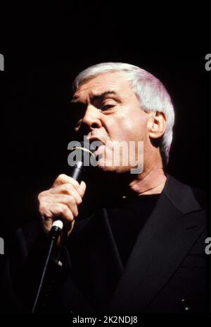 GENE PITNEY ; live in London, UK ; 18 ottobre 1998 ; Credit : Mel Longhurst / Performing Arts Images ; www.performingartsimages.com Foto Stock