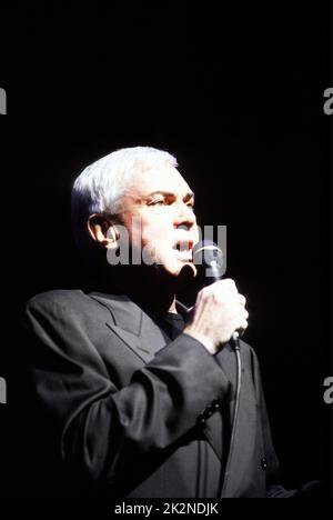 GENE PITNEY ; live in London, UK ; 18 ottobre 1998 ; Credit : Mel Longhurst / Performing Arts Images ; www.performingartsimages.com Foto Stock