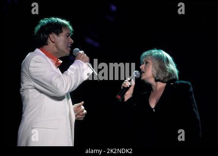 CLIFF RICHARD and ELAINE PAIGE ; live in London, UK ; 16 July 1999; Credit : Mel Longhurst / Performing Arts Images ; www.performingartsimages.com Foto Stock