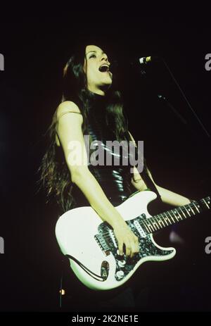 ALANIS MORISSETTE ; live in London, UK ; undated (1990s) ; Credit : Mel Longhurst / Performing Arts Images ; www.performingartsimages.com Foto Stock