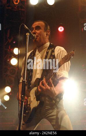 STATUS QUO ; live in London, UK ; circa 1990s ; Credit : Mel Longhurst / Performing Arts Images ; www.performingartsimages.com Foto Stock