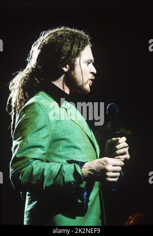 SIMPLY RED ; Mick Hucknall ; live in concerto, UK ; 20 dicembre 1995 ; Credit : Mel Longhurst / Performing Arts Images ; www.performingartsimages.com Foto Stock