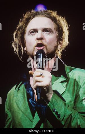 SIMPLY RED ; Mick Hucknall ; live in concerto, UK ; 20 dicembre 1995 ; Credit : Mel Longhurst / Performing Arts Images ; www.performingartsimages.com Foto Stock