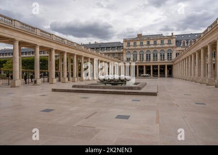 Spherades, le fontane di scultura di Pol Bury in galleria giardino del Palais-Royal Foto Stock