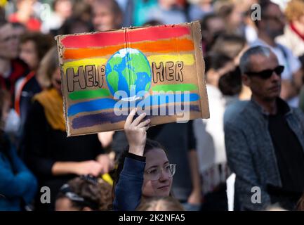 Monaco, Germania. 23rd Set, 2022. Una donna partecipa a una dimostrazione per lo sciopero globale sul clima e tiene un cartello con l'iscrizione "Aiutala" nelle sue mani. Seguono l'appello del movimento "il venerdì per il futuro”. Tra le altre cose, i partecipanti chiedono un allontanamento dai combustibili fossili. Credit: Sven Hoppe/dpa/Alamy Live News Foto Stock