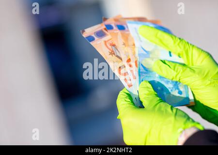 Il virus pandemico causa il razionamento del contante via ATM Foto Stock