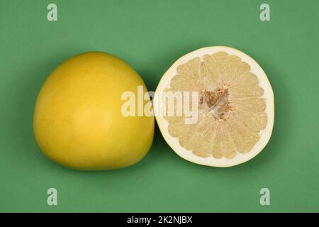 Pomelo perfettamente ritoccato su sfondo verde. Foto ad alta risoluzione. Profondità di campo completa. Foto Stock