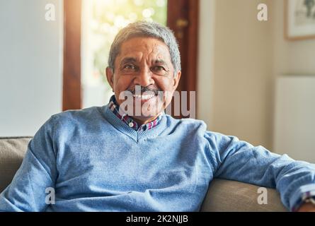 Theres niente che gradisca più che distendersi a casa. Ritratto di un bell'uomo anziano che si rilassa sul divano di casa. Foto Stock