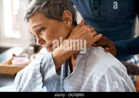 Sempre lì l'uno per l'altro. Fucilato di un marito irriconoscibile che consolava sua moglie a casa. Foto Stock