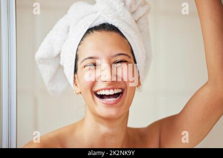 donna nel grande umore fa mattina routine nel bagno. ragazza nel asciugamano  dopo doccia sembra nel specchio 12905952 Stock Photo su Vecteezy