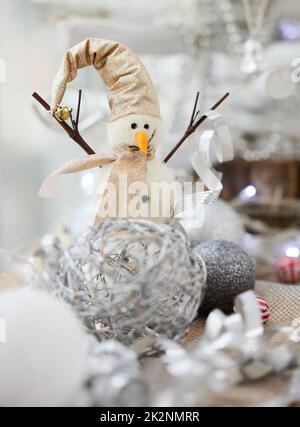 Entra nello spirito di Natale. Scatto di decorazioni su un tavolo durante il periodo di Natale. Foto Stock