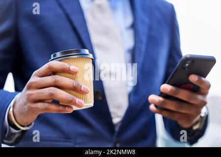 Il segreto del vostro successo è determinato dalla vostra agenda quotidiana. Colpo di un uomo d'affari irriconoscibile usando il suo cellulare fuori. Foto Stock