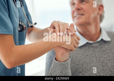 Qui per voi. Scatto ritagliato di un medico irriconoscibile che offre il loro supporto paziente in un tempo difficile. Foto Stock