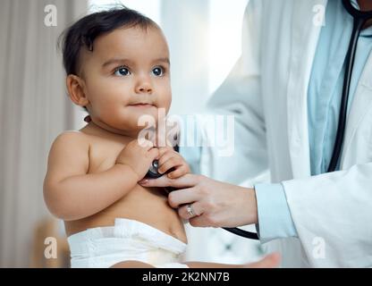 Che cosa è quello youre sentire, doc. Closeup colpo di un pediatra utilizzando uno stetoscopio durante un controllo delle bambine in una clinica.