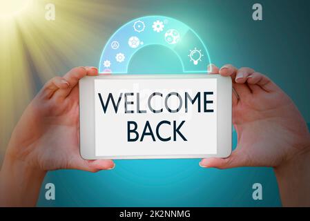 Visualizzazione concettuale Welcome Back (Bentornato). Parola per saluti caldi arrivati Ripeti volentieri accettato mani felici tenere tablet presentando idee innovative simboleggiare la tecnologia. Foto Stock