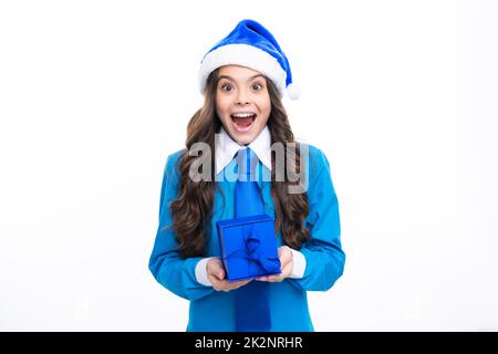 Faccia eccitata. Regalo emotivo del bambino adolescente in attesa per il compleanno. Divertente ragazza di capretto che tiene le scatole del regalo che celebra l'anno nuovo felice o il Natale. Stupito Foto Stock