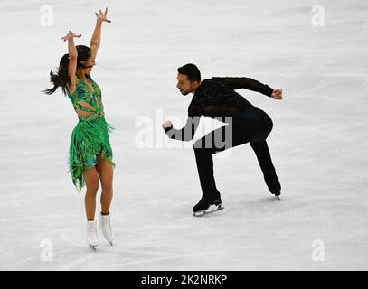 Oberstdorf, Germania. 23rd Set, 2022. Pattinaggio di figura: Serie Challenger - Trofeo Nebelhorn, Danza sul ghiaccio, programma breve. Lilah Fear e Lewis Gibson dalla Gran Bretagna in azione. Credit: Angelika Warmuth/dpa/Alamy Live News Foto Stock