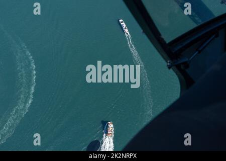 Una vista aerea delle barche galleggianti in mare Foto Stock