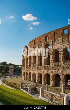 Una foto verticale di una folla di turisti radunati intorno al Colosseo a Roma Foto Stock