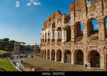 Una foto verticale di una folla di turisti radunati intorno al Colosseo a Roma Foto Stock