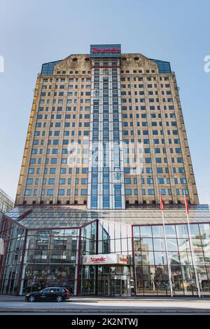 Edificio alto e moderno dell'hotel o della sistemazione di Malmö Scandic. Alto grattacielo Scandic contemporaneo e austero nel centro della città. Malmo, Svezia Foto Stock