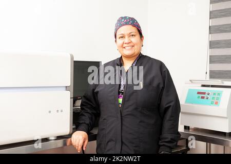 Scienziato femminile che lavora in laboratorio con un termociclatore. Tecnica di reazione a catena della polimerasi. Tecnica PCR Foto Stock