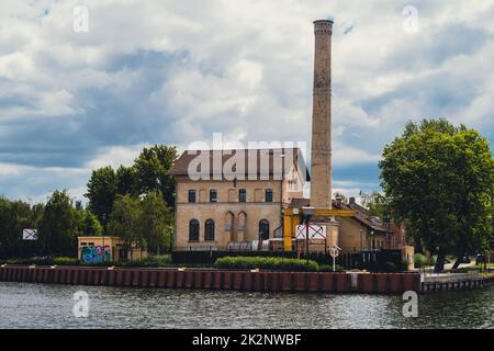 Nuovi edifici vicino alla riva del fiume con architettura retrò a Danzica, Polonia Foto Stock