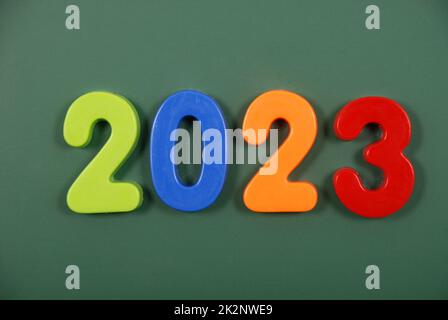 2023 anno scritto in lettere magnetiche di plastica lucida incollate su una scheda magnetica Foto Stock