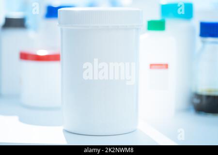 Contenitore in plastica per la conservazione di prodotti chimici e additivi alimentari Foto Stock